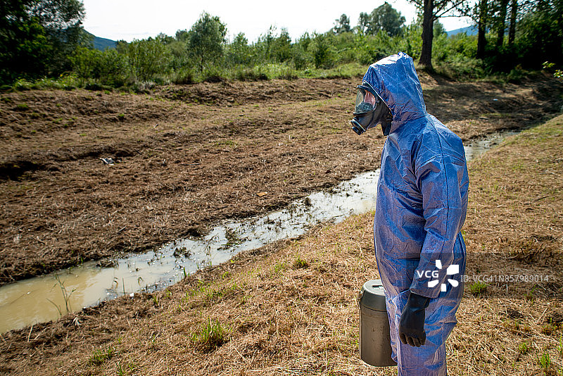 戴防护工作服的成年男子肖像图片素材