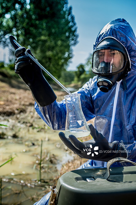 成年男人正在抽取废水样本进行科学研究图片素材
