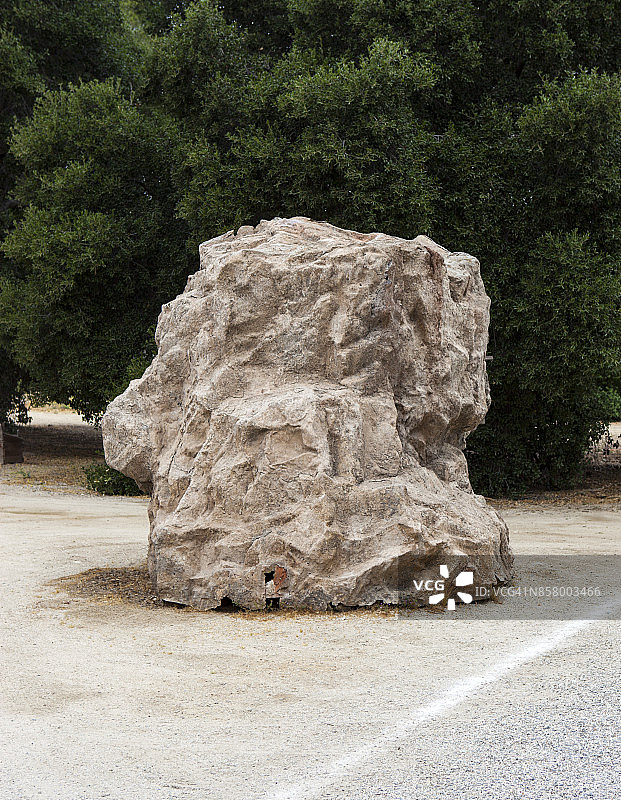 绿树巨石图片素材