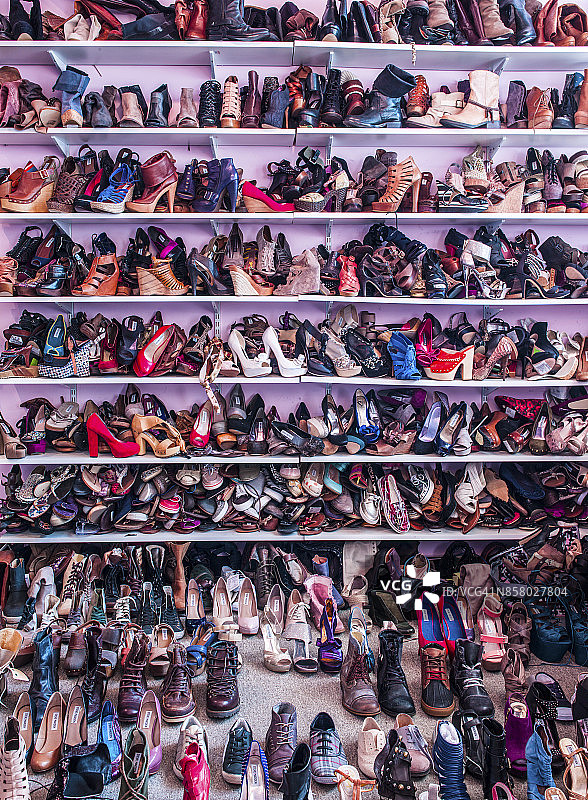 旧货店里的200多双鞋图片素材
