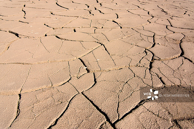 阿塔卡马沙漠中干裂的地面图片素材