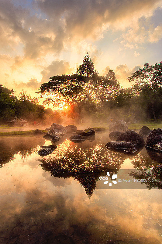猜宋国家公园的矿物温泉和晨雾背景图片素材
