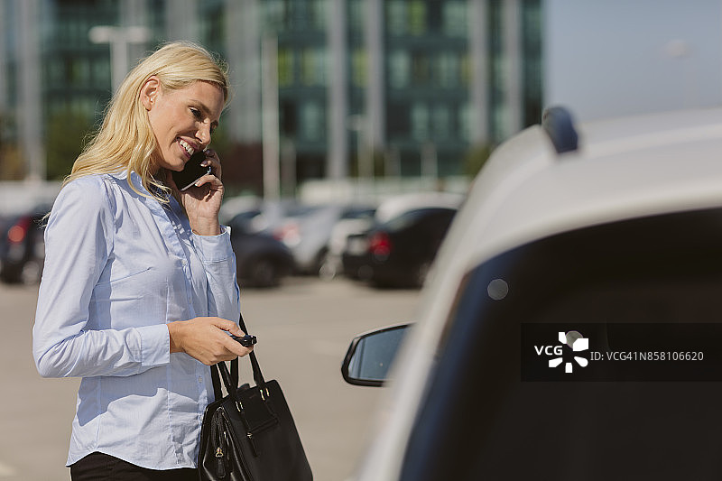 女商人在讲电话图片素材