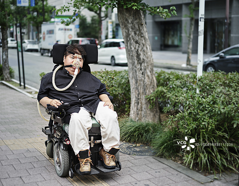 使用人工呼吸器的轮椅男子图片素材