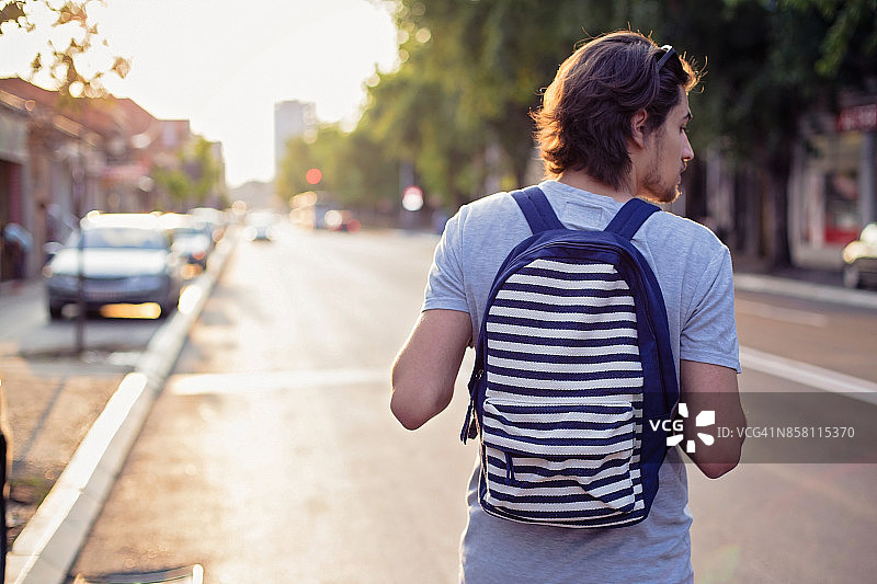 男子在城市街道上行走图片素材
