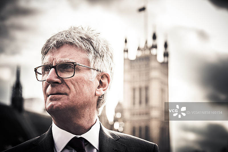 英国伦敦议会大厦外年长的白人商人特写图片素材