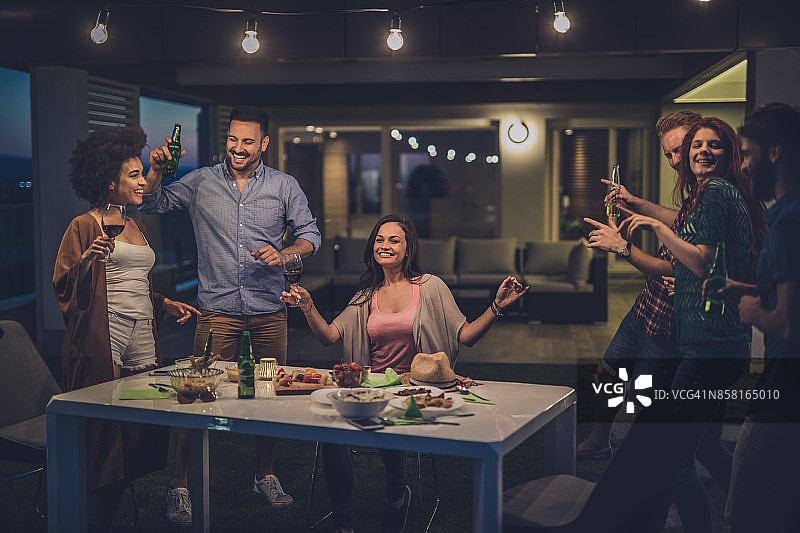 一群快乐的人在顶层公寓前的晚会上玩得很开心图片素材