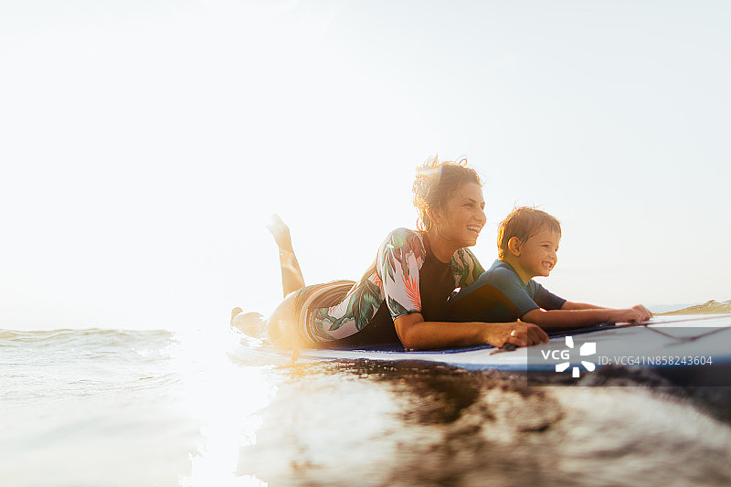 并肩逐浪图片素材