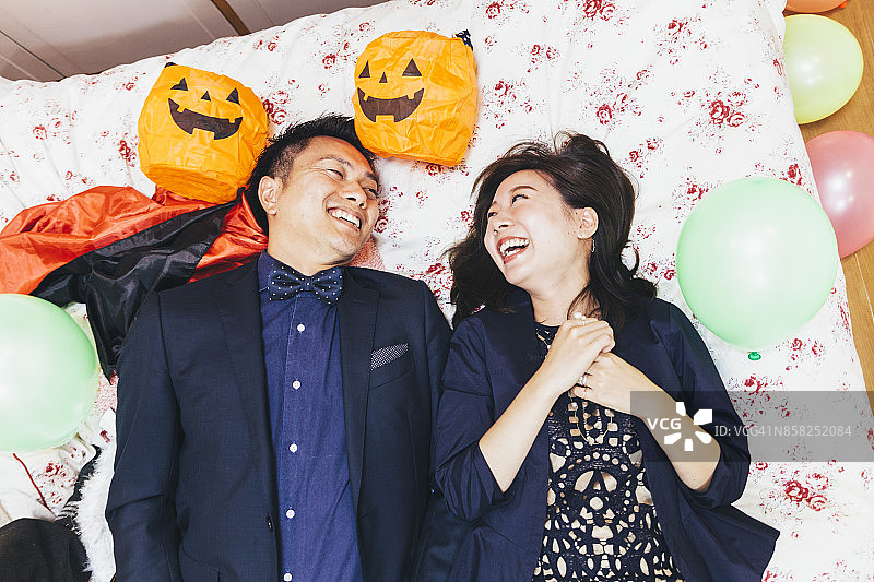 在床上互相看着对方的情侣图片素材