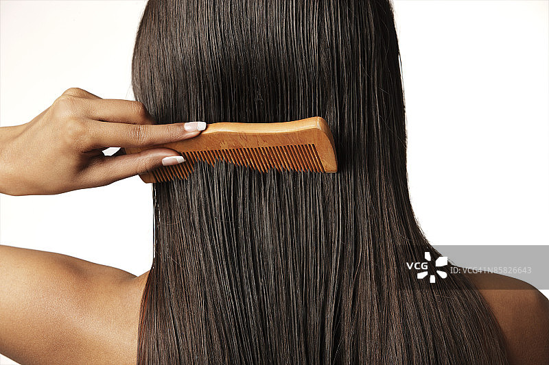 女人用梳子梳头图片素材