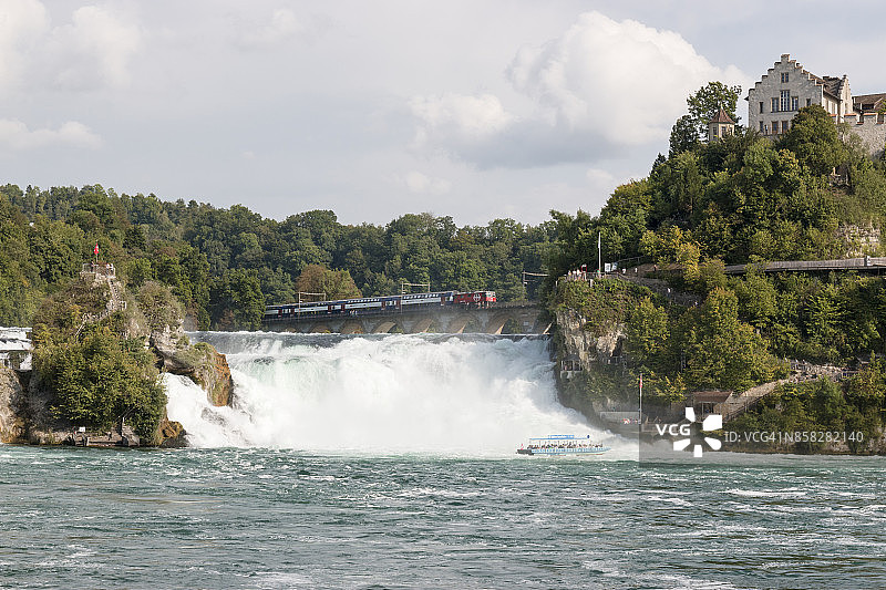 列车驶过林恩瀑布图片素材