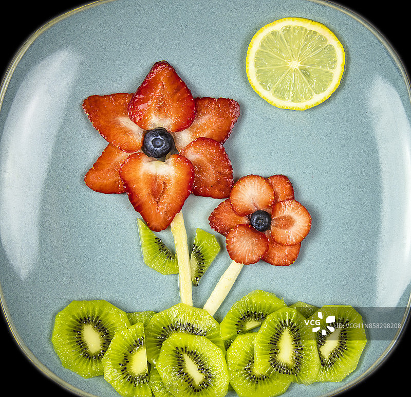 新鲜水果制作的鲜花：水果艺术食谱，创意食品艺术概念图片素材