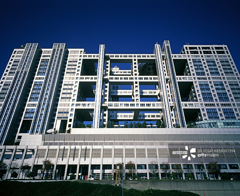 低角度拍摄：东京富士电视台大楼图片素材
