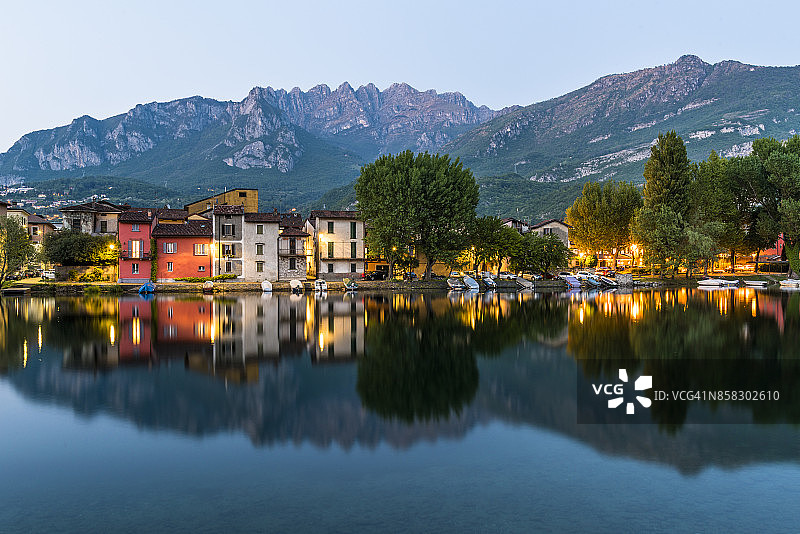 伦巴第莱科佩斯卡雷尼科村庄的黄昏景色图片素材