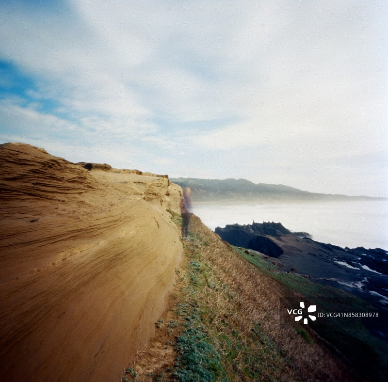 站在崎岖俄勒冈海岸的女人图片素材