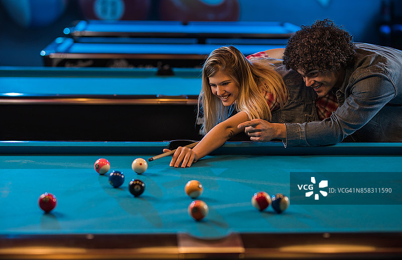 快乐夫妇在台球厅打台球图片素材