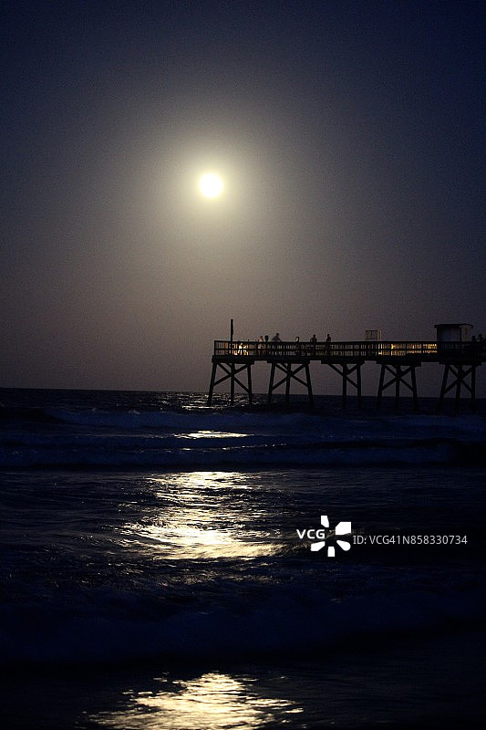 月亮和码头图片素材