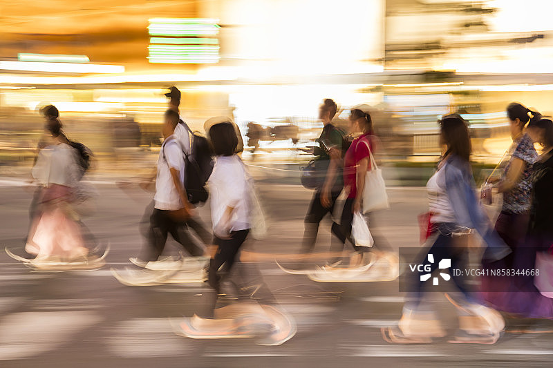 日本京都的行人过马路图片素材