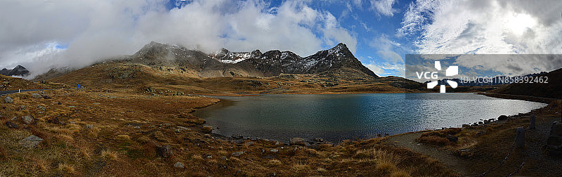 加维亚山口的湖泊图片素材
