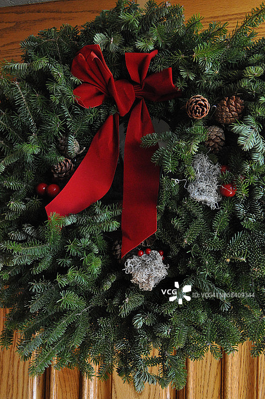 悬挂的圣诞花环图片素材