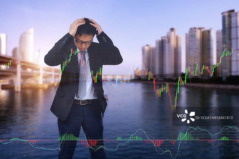 年轻商人面临股票下跌的双重曝光照片图片素材