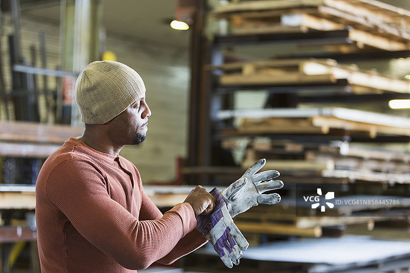 工厂工人戴手套图片素材