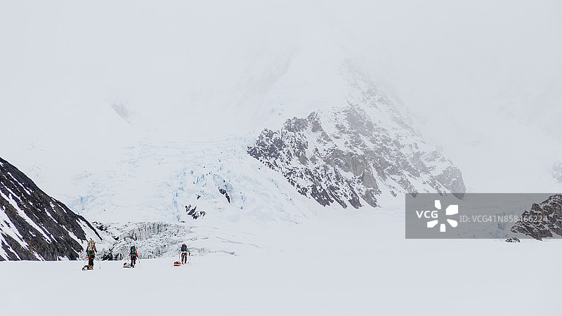 阿拉斯加山脉卡希尔特纳冰川上的登山者图片素材