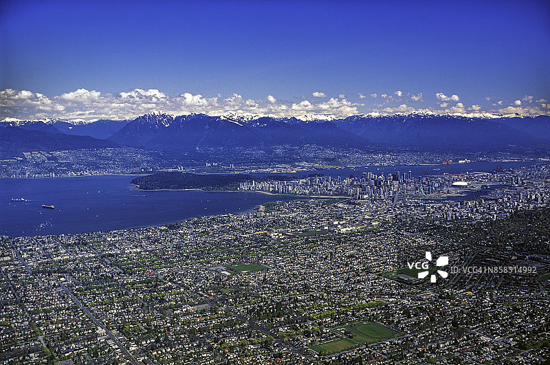 夏季温哥华航拍：基斯兰奴、英吉利湾、斯坦利公园与市中心图片素材