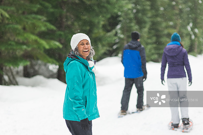 雪鞋徒步探险之旅图片素材