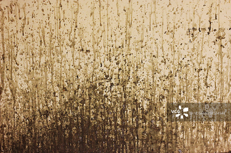 旧工业建筑墙壁上的黑色油污飞溅图片素材