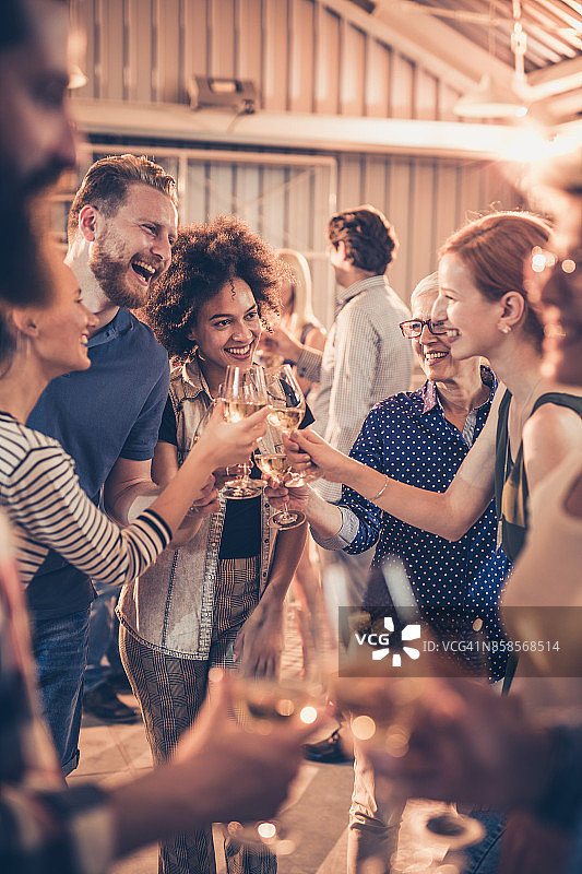 一群快乐的人在聚会上举杯庆祝图片素材