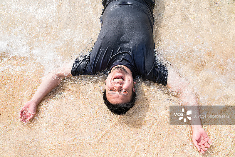 在冲绳海滩的男人图片素材