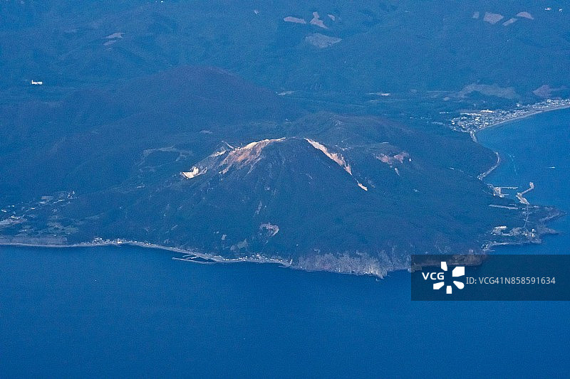 飞机航拍日本北海道函馆市津轻海峡和惠山活火山图片素材