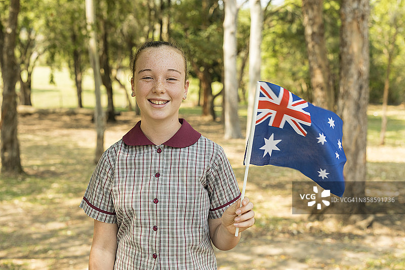 小学女生挥舞澳大利亚国旗庆祝澳大利亚日图片素材