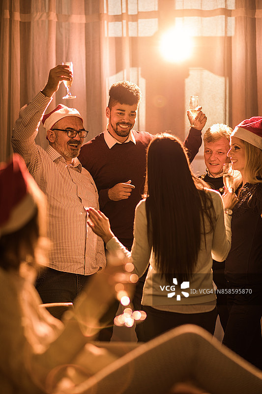 办公室新年派对上快乐的商务人士图片素材