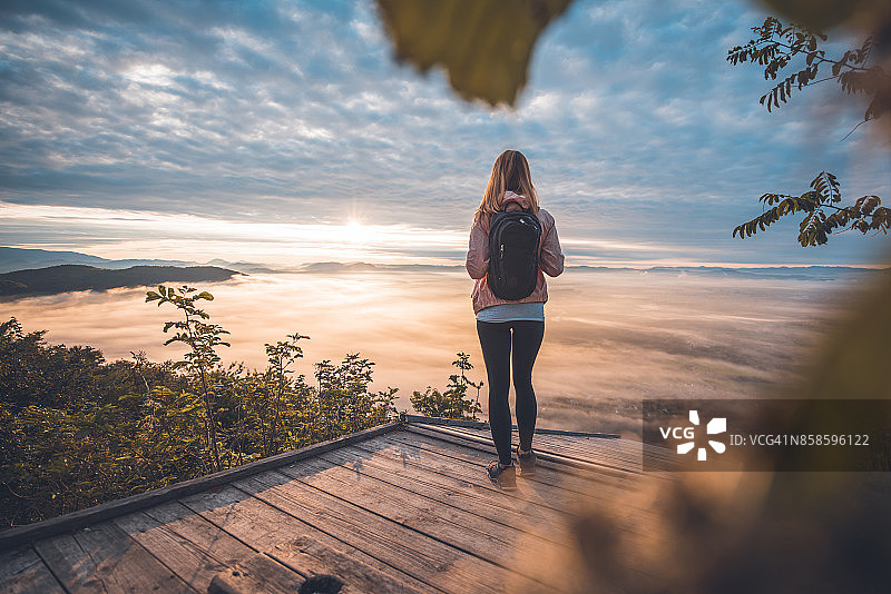 观看绚丽多彩的天空图片素材