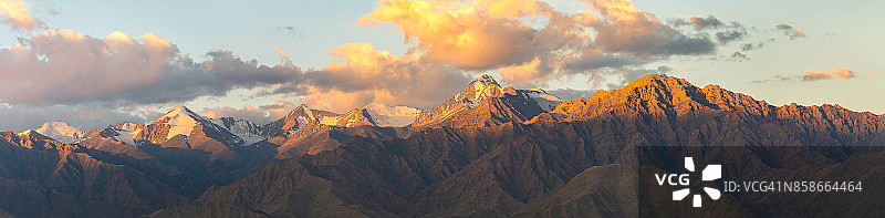 晨曦下的雪山全景图片素材