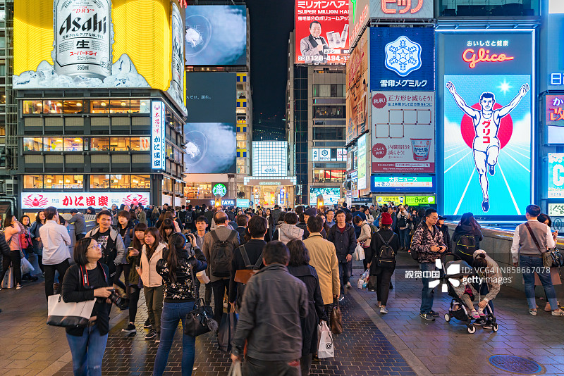 在日本大阪道顿堀娱乐区观光的游客图片素材