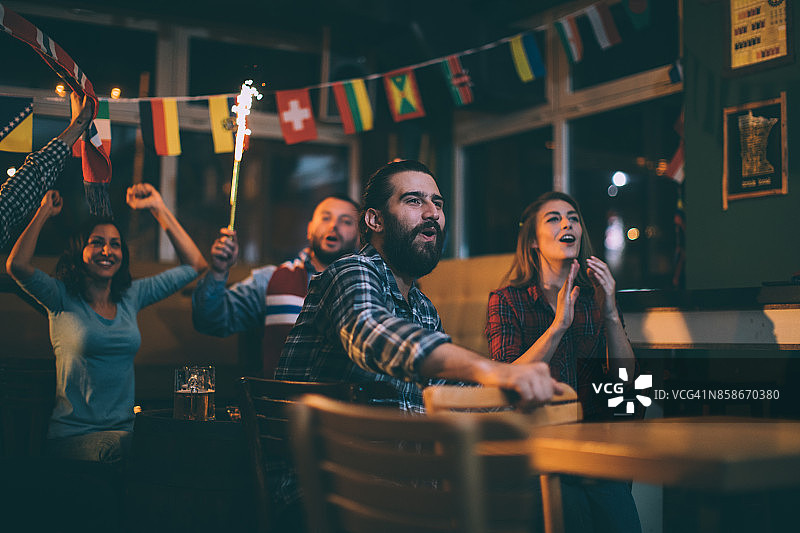 朋友们在酒吧欢呼图片素材