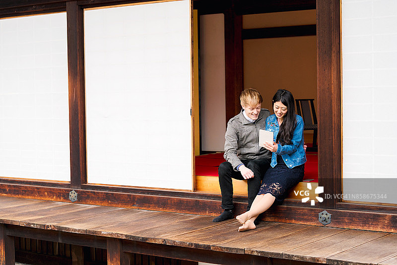 情侣坐在东福寺图片素材