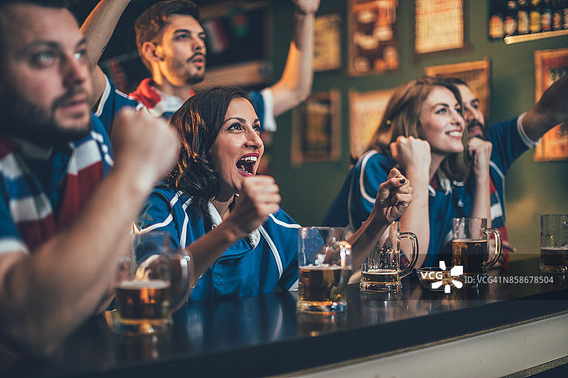 一起看比赛的快乐朋友图片素材