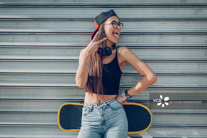 特写：少女拿着滑板图片素材