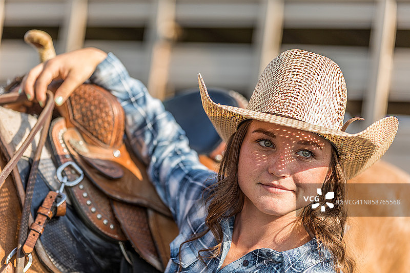女牛仔在牧场刷马图片素材