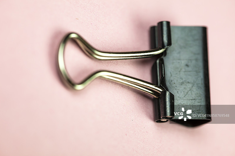 粉色背景上的黑色活页夹特写图片素材