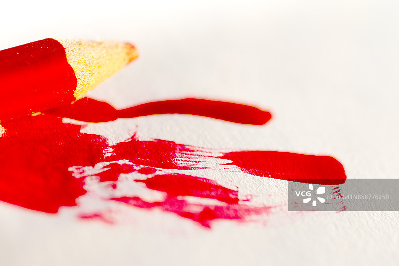 红铅笔在白纸上画红线图片素材