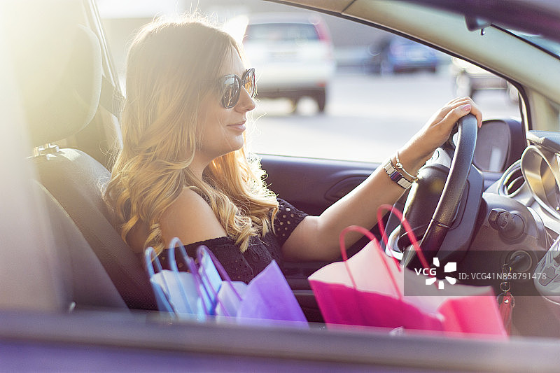 购物后的年轻女人图片素材