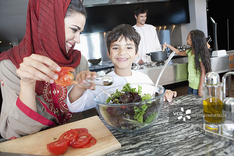 阿拉伯家庭在厨房做饭图片素材