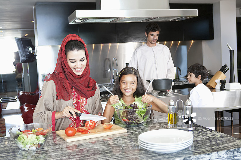 阿拉伯家庭在厨房里图片素材