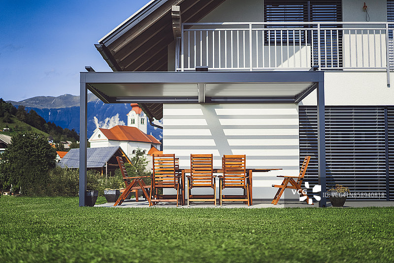 带后院的现代住宅图片素材