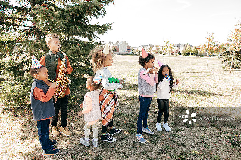 生日派对上的孩子们图片素材